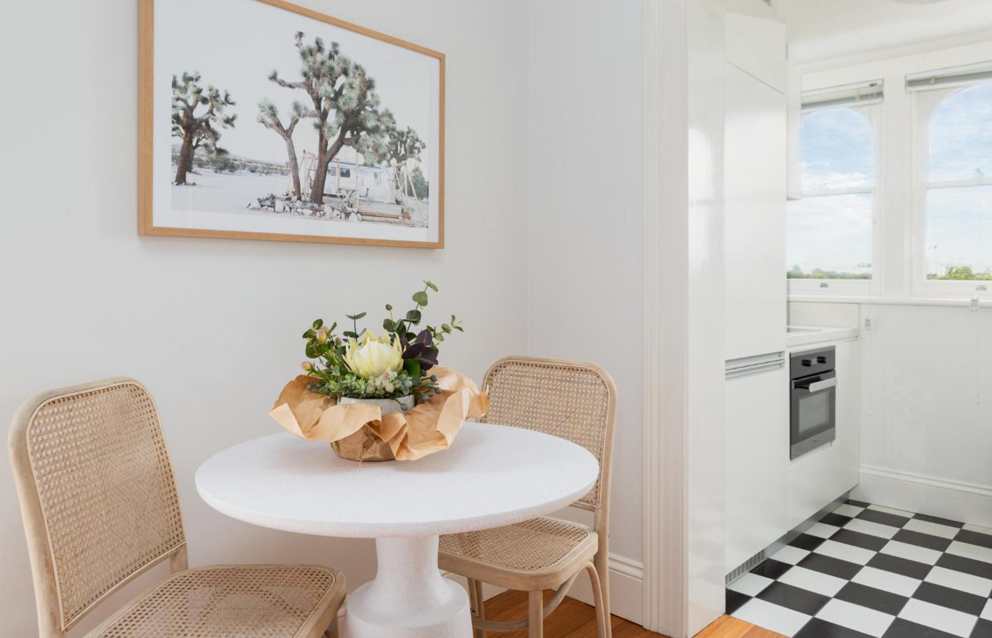 Apartment Executive With Patio Near Trains