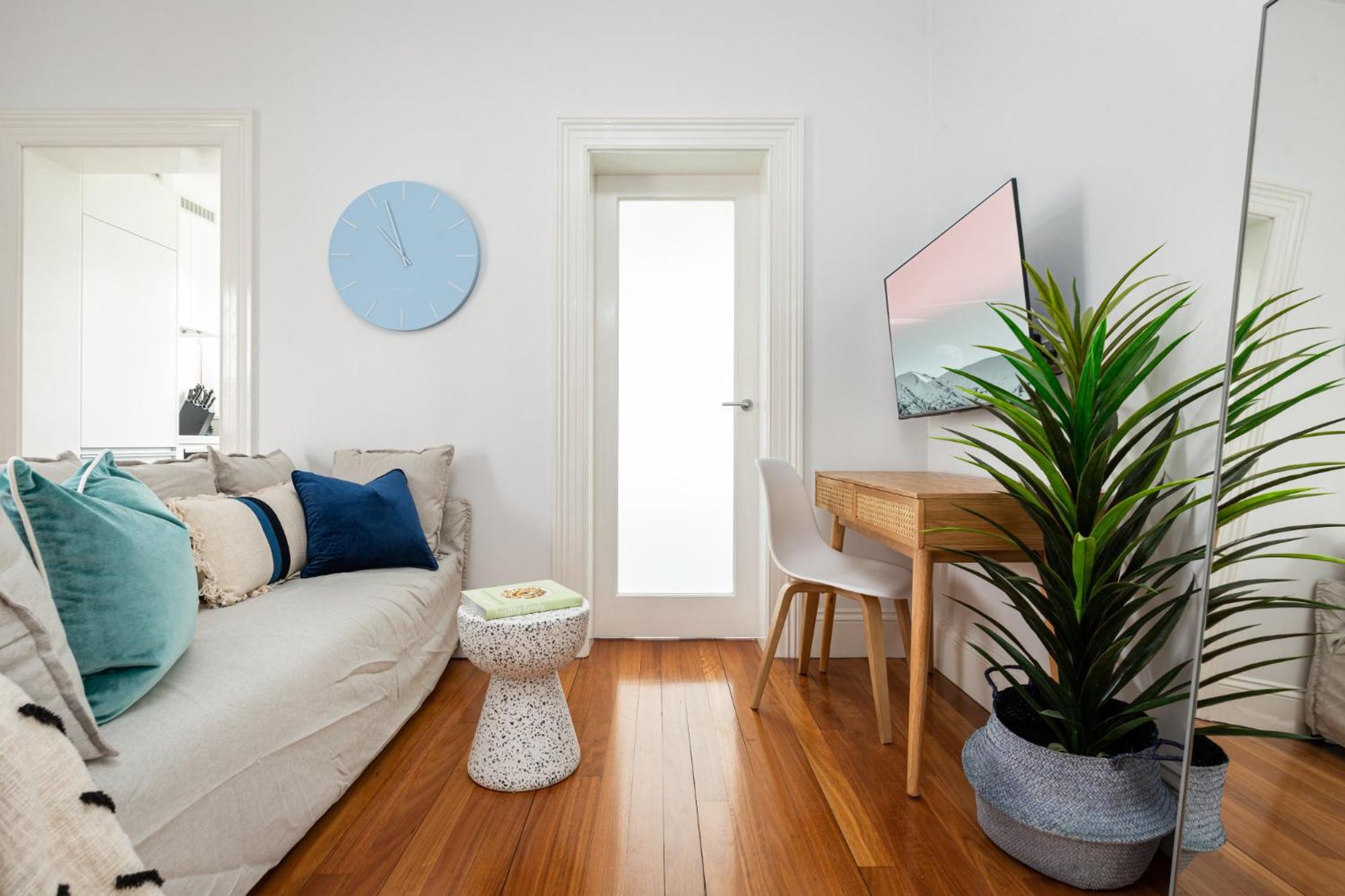 Apartment Executive With Patio Near Trains Sydney