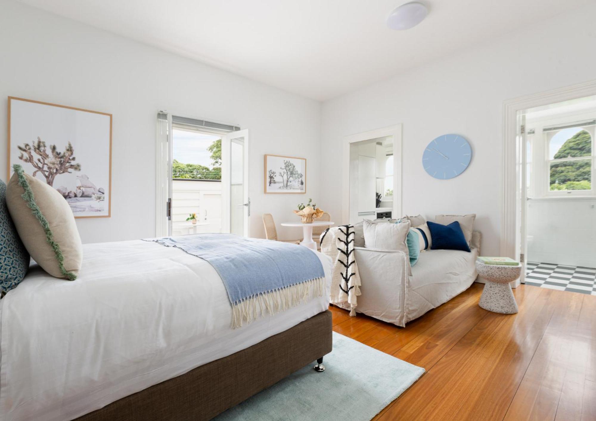 Executive With Patio Near Trains * Sydney