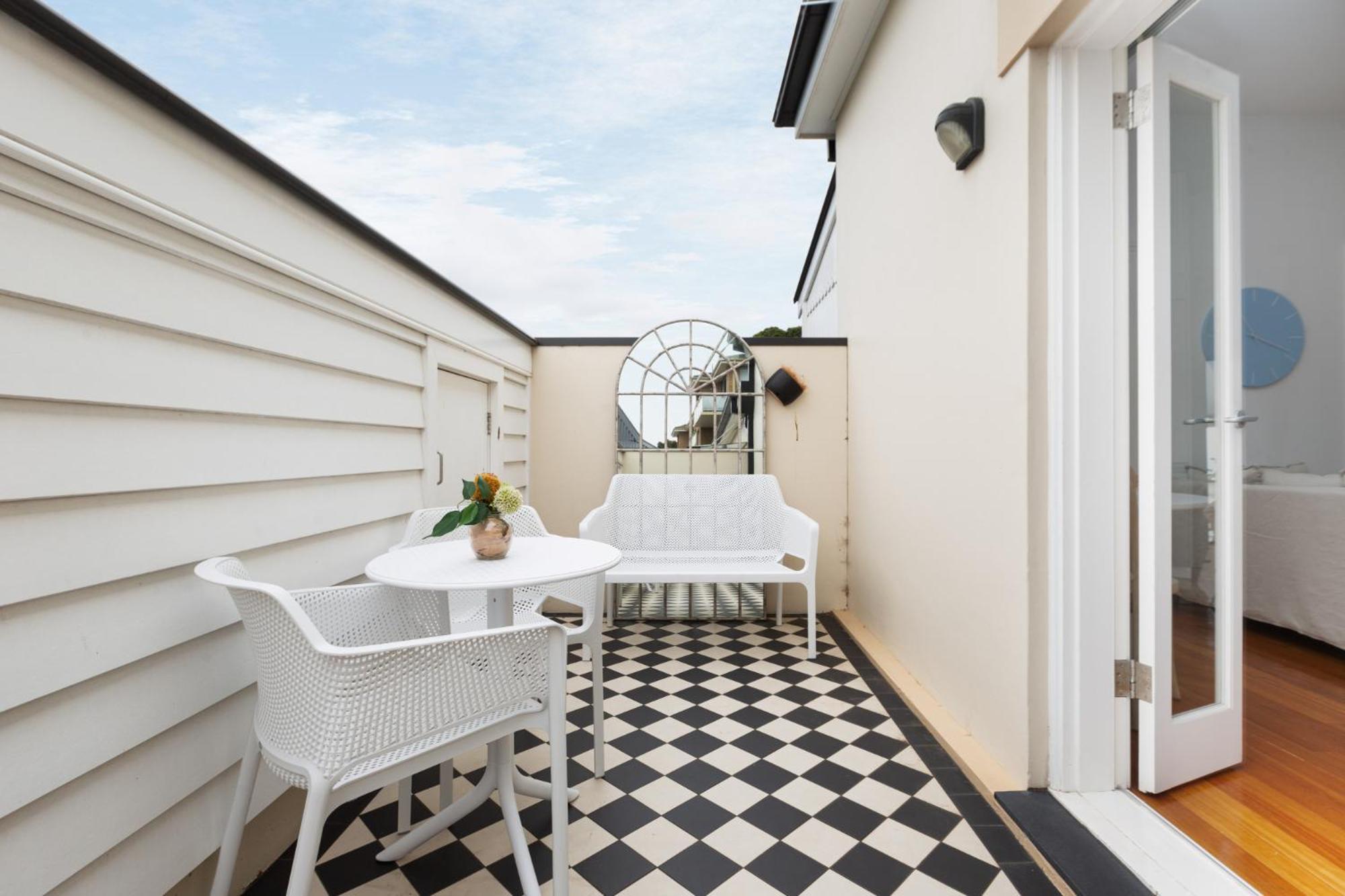 Executive With Patio Near Trains Apartment